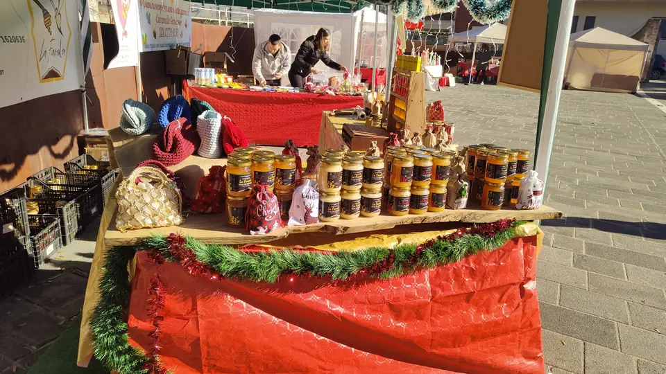 Banco La Favola al mercatino di Natale, con i vasetti in fila