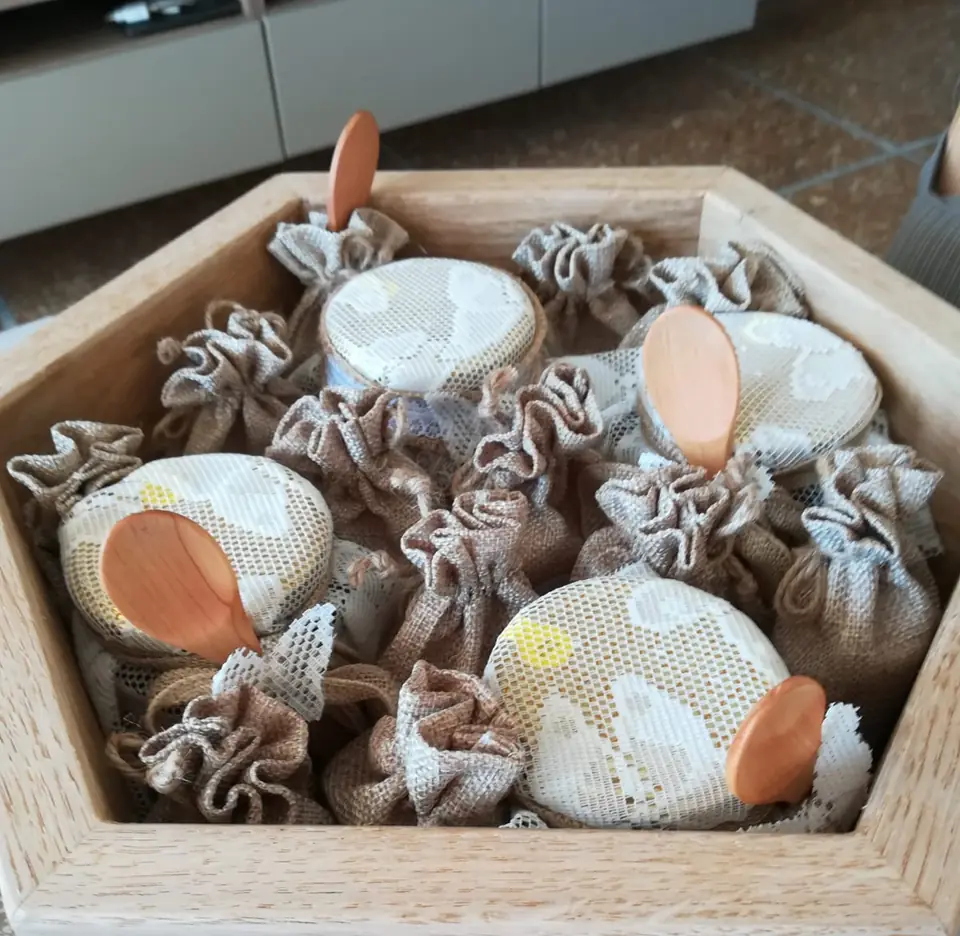Bomboniere in sacchetti di juta con cucchiaini di legno, in una scatola esagonale