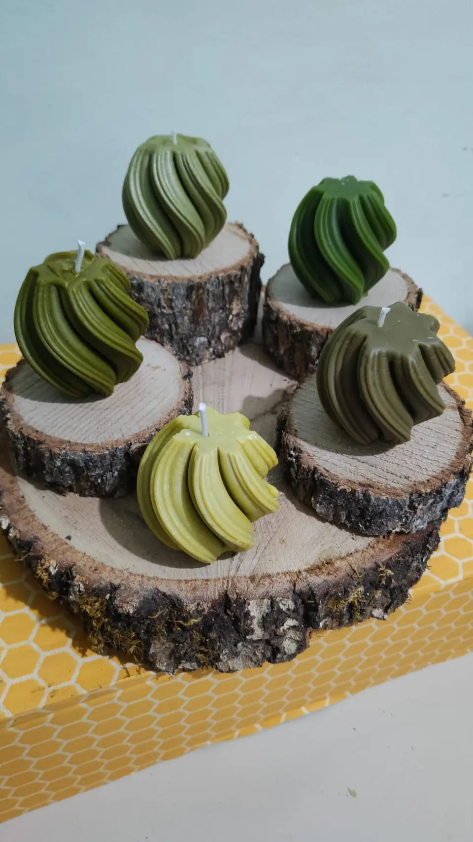Candele a spirale in cera, in diverse sfumature di verde