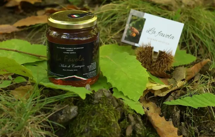 Vasetto di Miele di Castagno La Favola con il biglietto dell'azienda