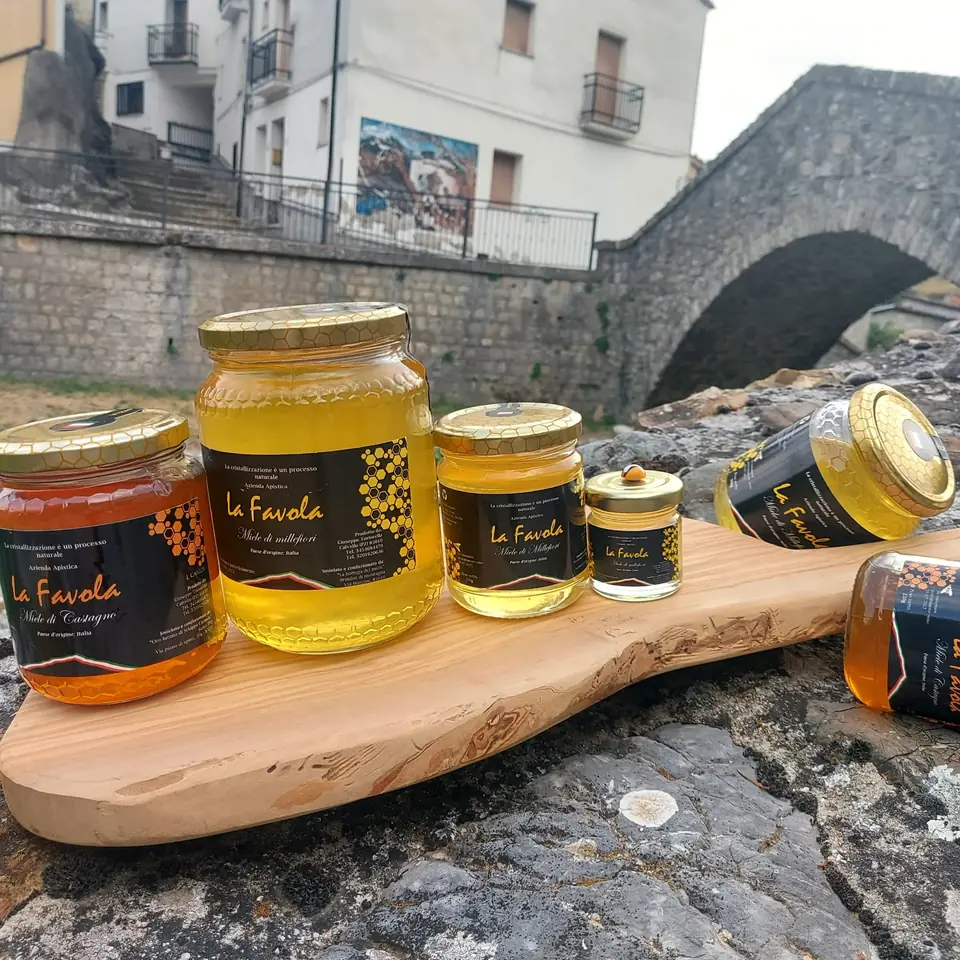 Vasetti La Favola su un tagliere, con il ponte di pietra di Calvello